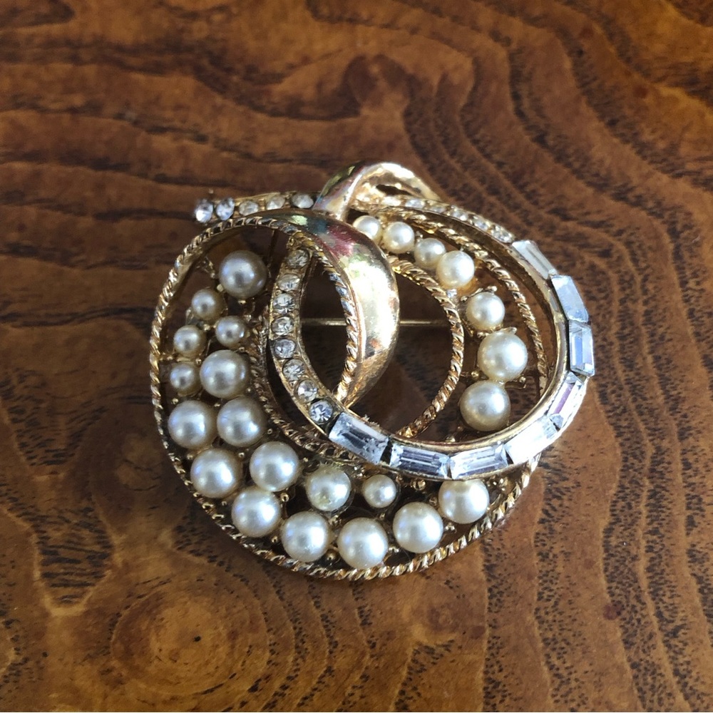 Vintage 60s faux pearl baguette rhinestone swirl brooch pin